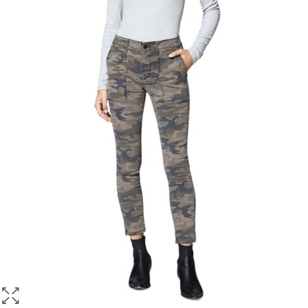 Skinny cropped camo pants